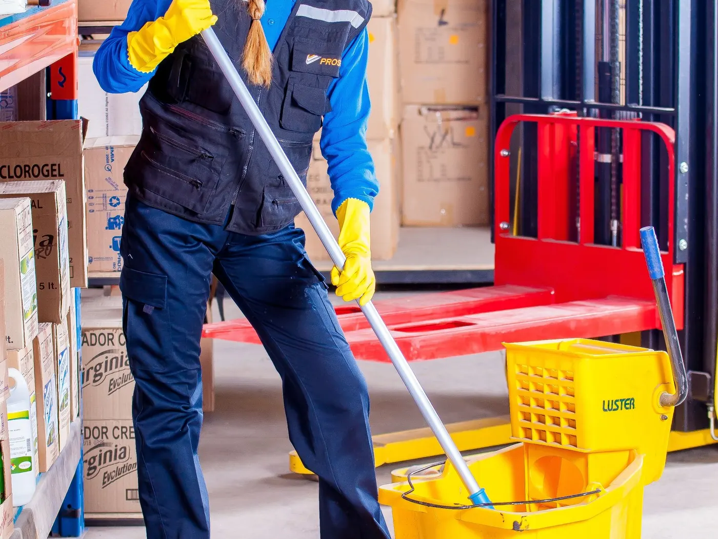 Professionele schoonmaker werkt met een mop in een bedrijfsruimte