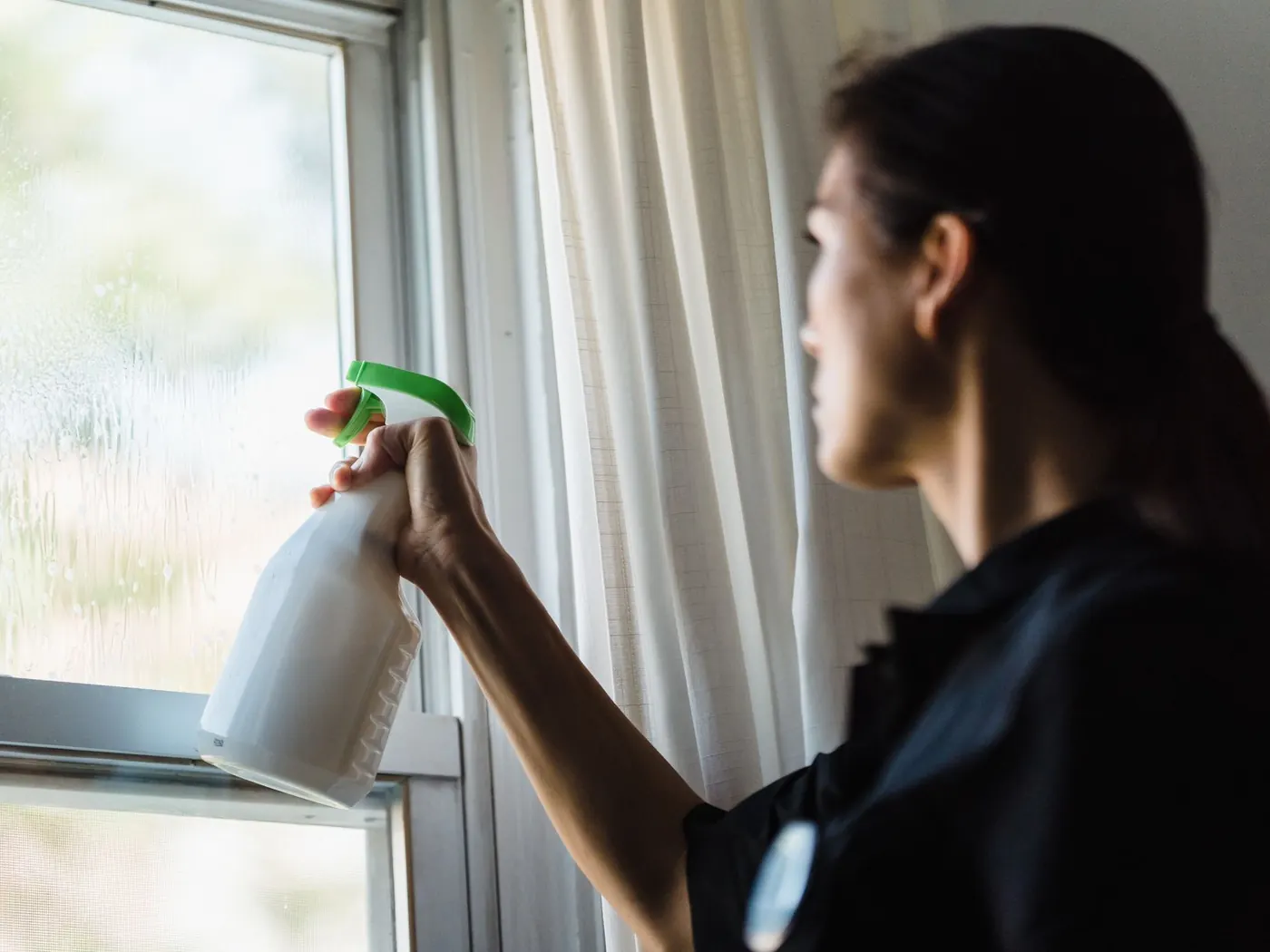 Schoonmaker reinigt zorgvuldig een glazen oppervlak